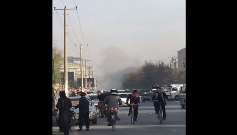 صورة متداولة لدخان يتصاعد جراء الانفجار الذي استهدف سيارة تحمل موظفين تابعين لطالبان الدخان يتصاعد جراء انفجار سابق في كابول