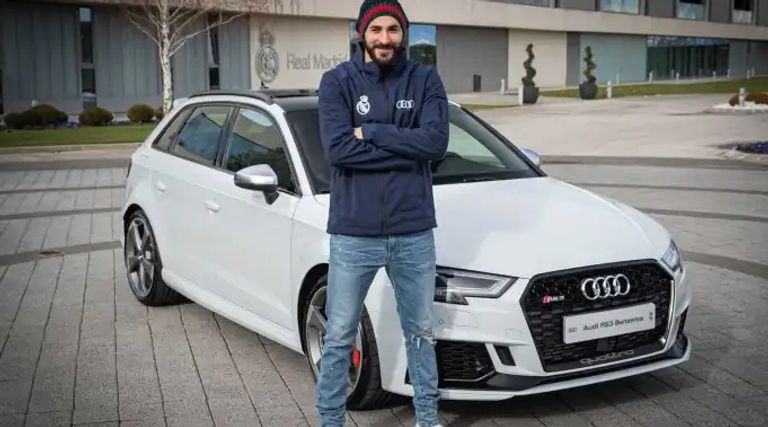 بنزيما في سيارته الأودي كريم بنزيما مهاجم ريال مدريد