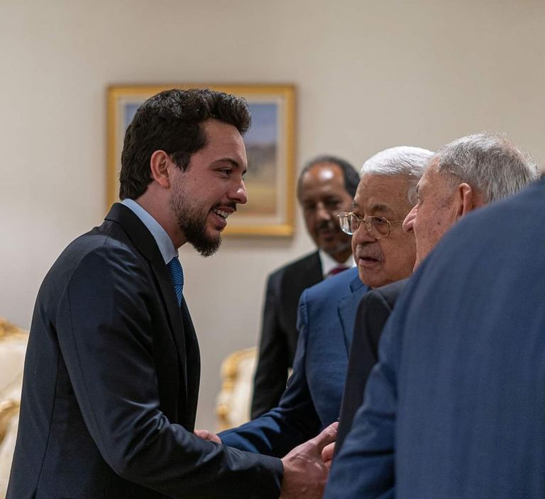 الأمير الحسين يصافح رئيس العراق ورئيس فلسطين في القمة العربية بالجزائر