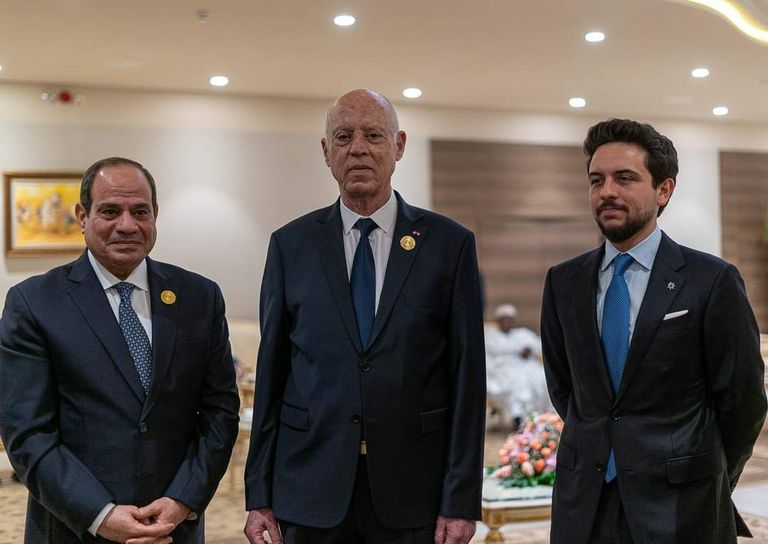 ولي عهد الأردن يلتقي الرئيس المصري والرئيس التونسي في عشاء على شرف القادة العرب في قمة الجزائر