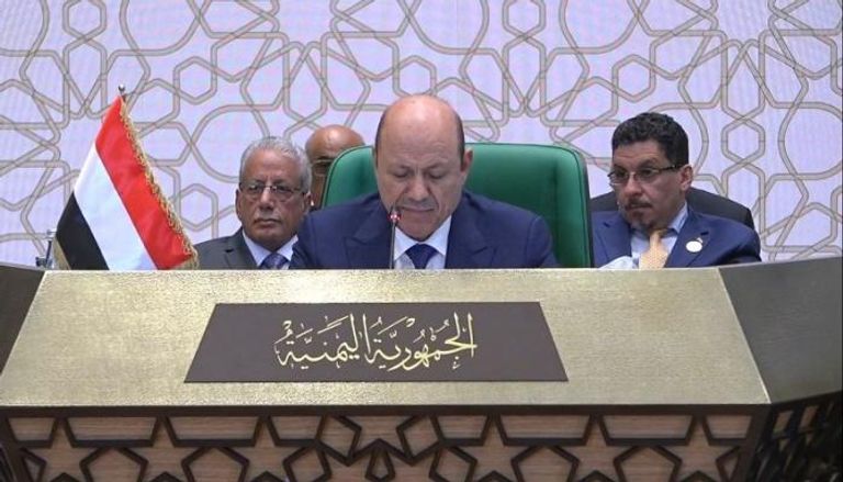 رئيس مجلس القيادة الرئاسي اليمني رشاد العليمي أثناء إلقاء كلمته