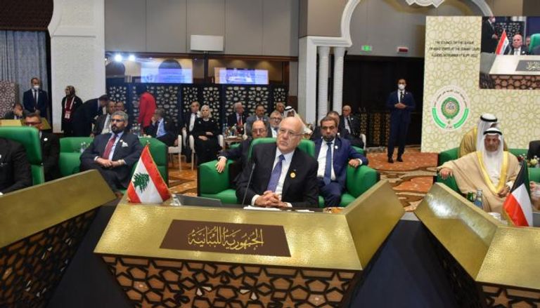 نجيب ميقاتي رئيس حكومة تصريف الأعمال اللبنانية خلال قمة الجزائر