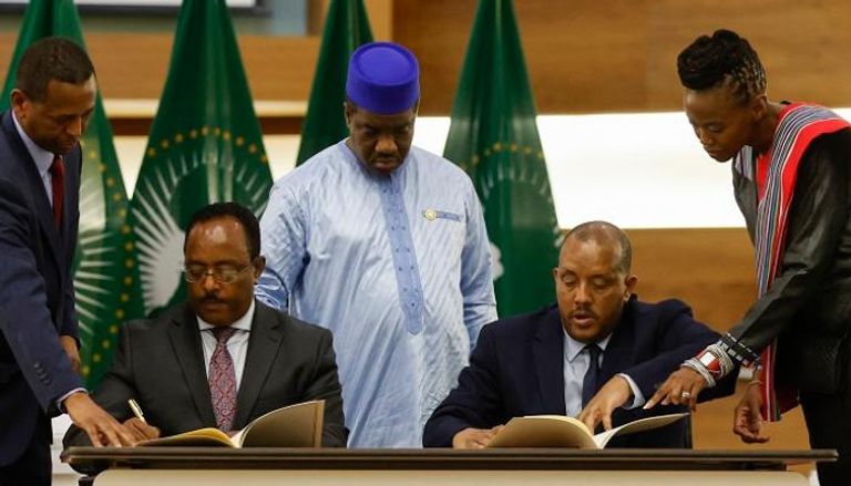  جانب من توقيع اتفاق السلام بين حكومة إثيوبيا وجبهة التيغراي - أ.ف.ب