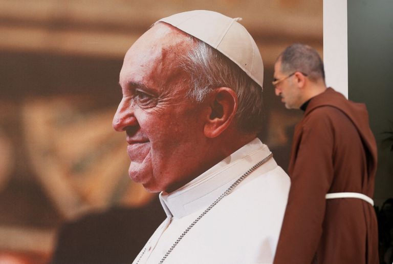 لافتات ترحيبية بالبابا فرانسيس