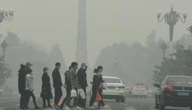 تلوث الهواء يحاصر أناس في الشارع - أرشيفية