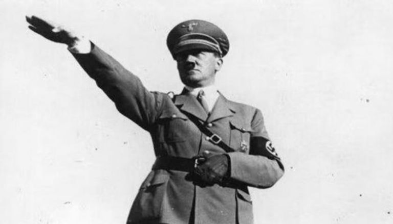 هتلر يؤدي التحية النازية- أرشيفية