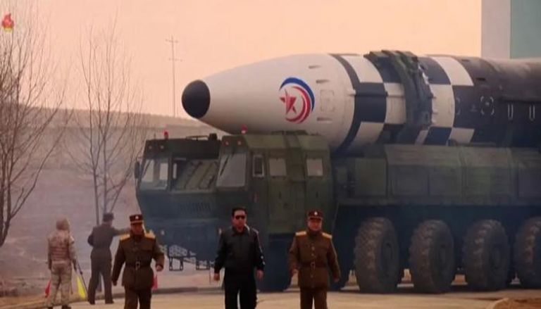 الزعيم الكوري الشمالي وفي الخلف أحد الصواريخ - أرشيقي