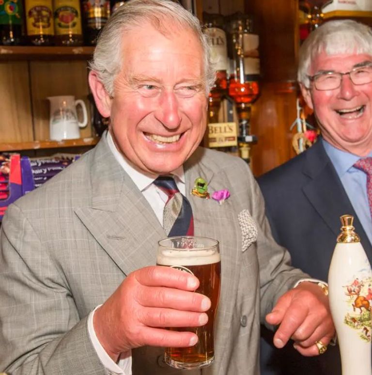 الملك تشارلز في زي