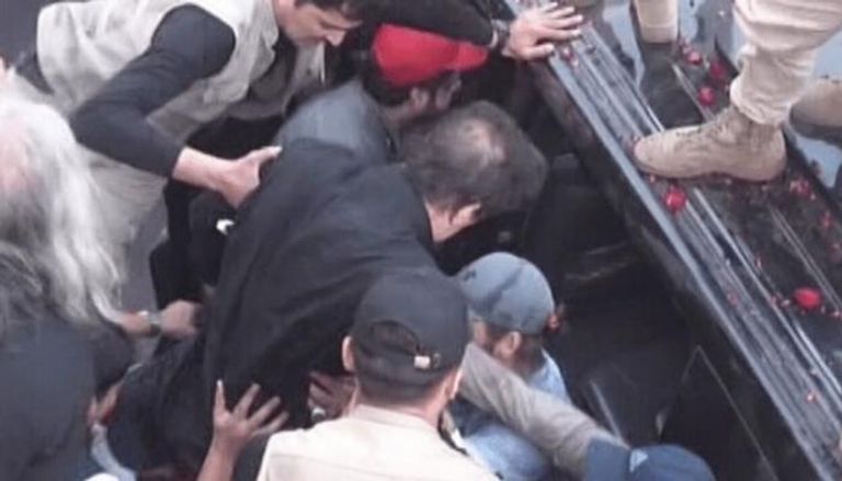 لحظة نقل عمران خان إلى أحد المستشفيات