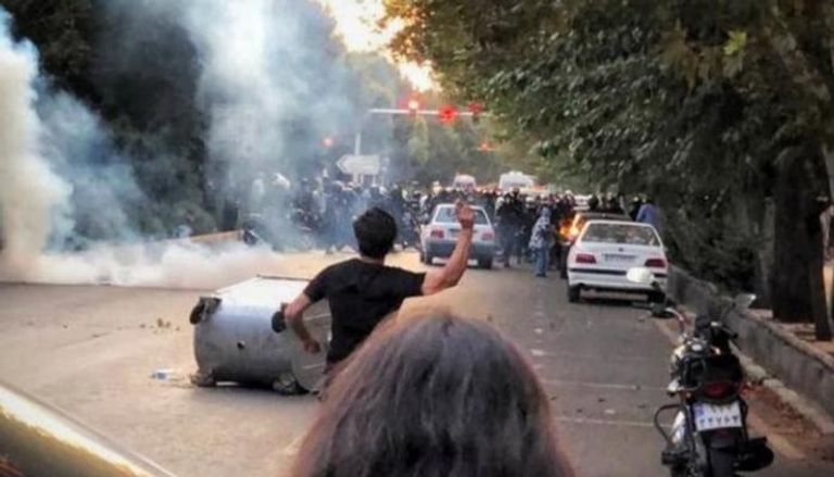 مناوشات سابقة بين محتجين والشرطة في إيران