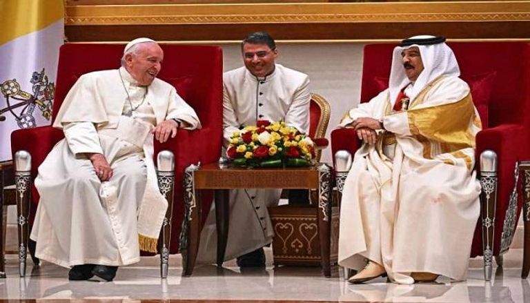 عاهل البحرين خلال لقاء بابا الفاتيكان