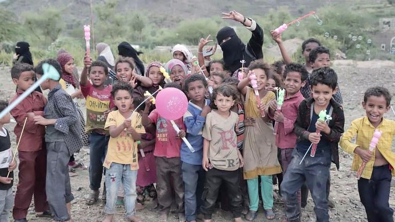 سارة علوان لدى تنفيذها حملة إنسانية لدعم النازحين