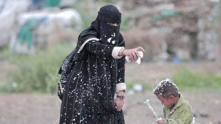 سارة علوان لدى تنفيذها حملة إنسانية لدعم النازحين