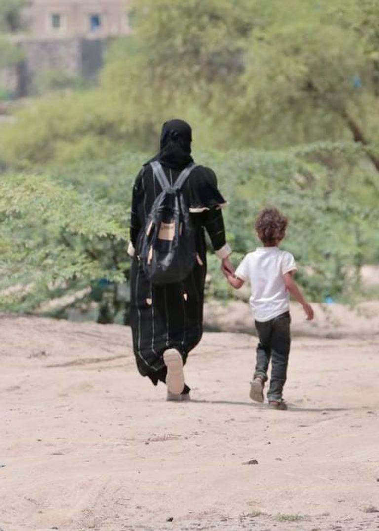 سارة علوان لدى تنفيذها حملة إنسانية لدعم النازحين