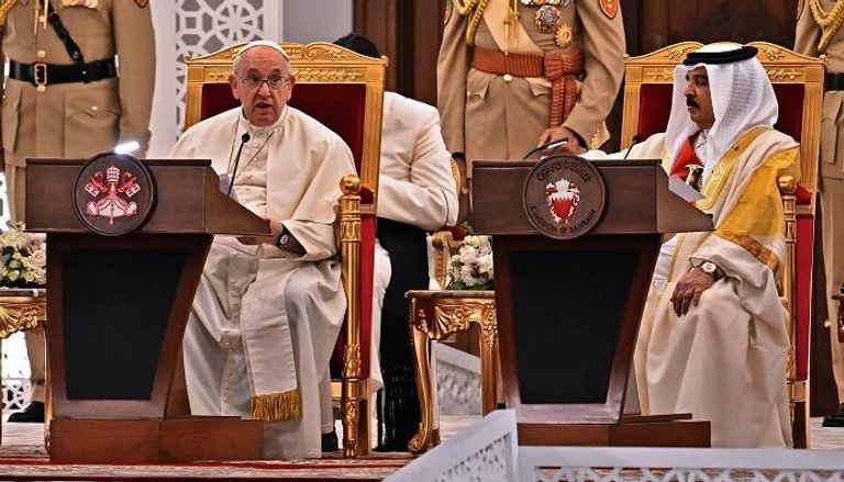 بابا الفاتيكان مع العاهل البحريني