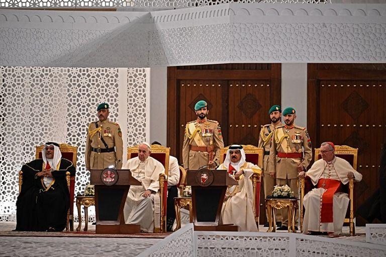 العاهل البحريني مع بابا الفاتيكان بابا الفاتيكان مع العاهل البحريني