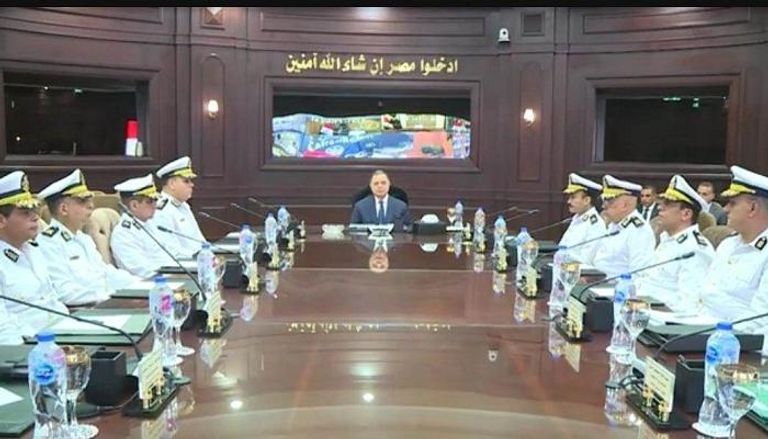 وزير الداخلية المصري خلال اجتماعه بالقيادات الأمنية