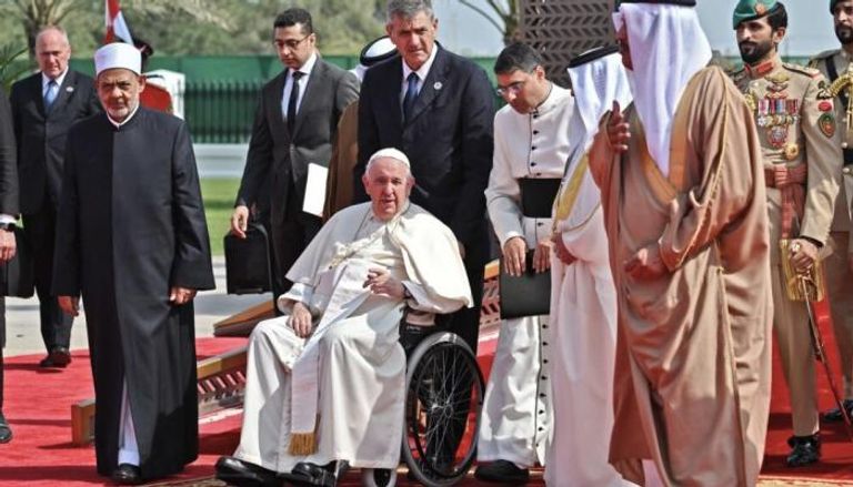 شيخ الأزهر الإمام أحمد الطيب إلى جانب البابا فرنسيس في البحرين