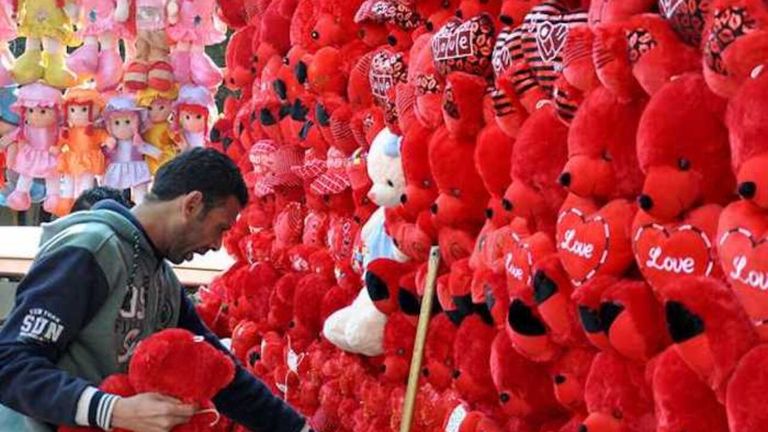 استعدادات عيد الحب في مصر هدايا عيد الحب في مصر- أرشيفية