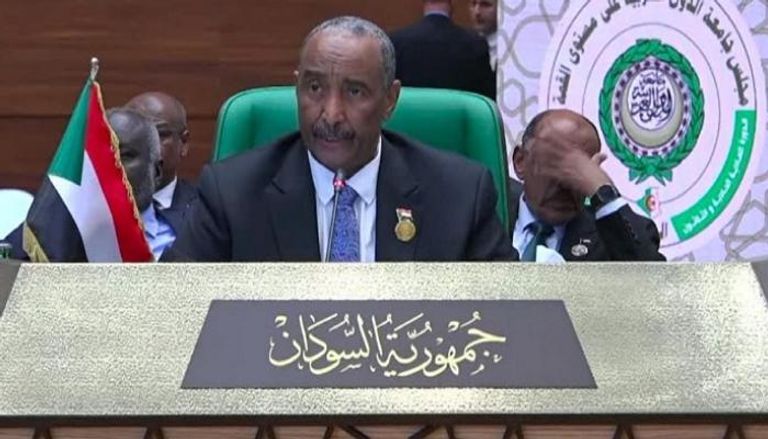 رئيس مجلس السيادة السوداني خلال المشاركة بالقمة العربية