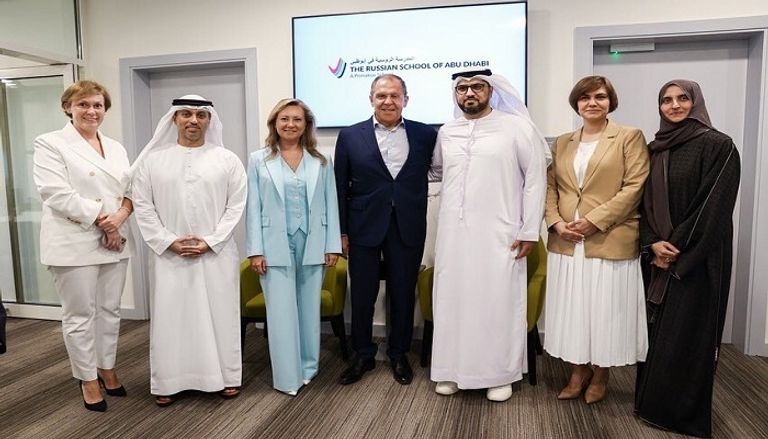 وزير الخارجية الروسي سيرجي لافروف خلال زيارته للمدرسة الروسية في أبوظبي وزير الخارجية الروسي سيرجي لافروف خلال زيارته للمدرسة الروسية