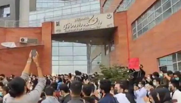 جانب من احتجاجات جامعة تبريز الإيرانية
