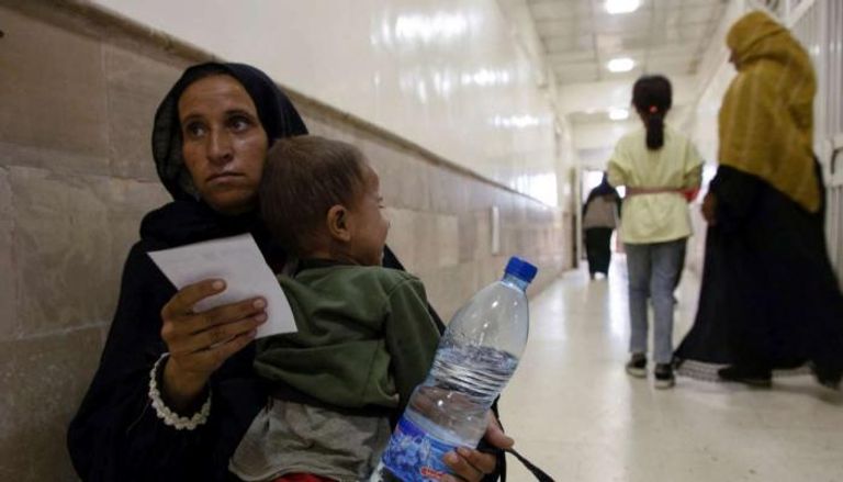 امرأة تحمل طفلها في مستشفى لبناني- أرشيفية