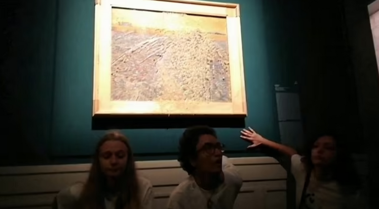 نشطاء يشوهون لوحة فان جوخ