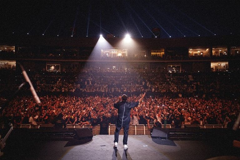 عمرو دياب خلال موسم الرياض