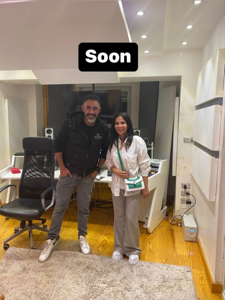 الفنانة منى زكي