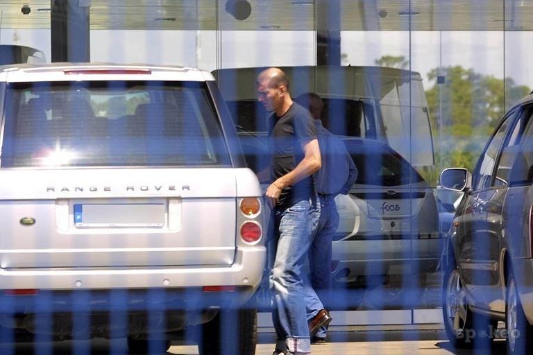 زيدان في الرينج روفرز زيدان مع سيارته الأودي