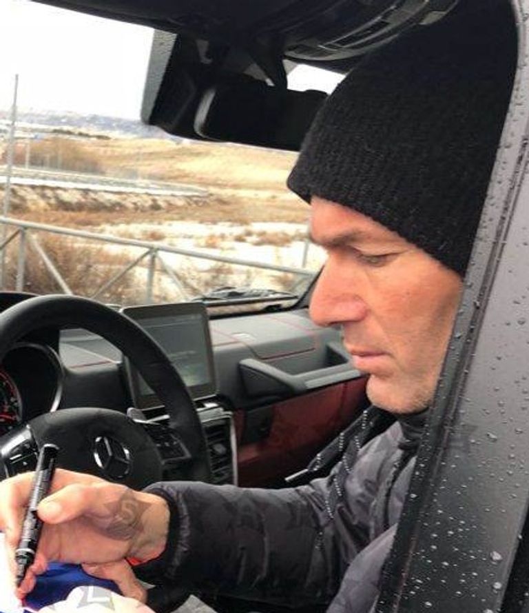 زيدان في الميرسيديس زيدان مع سيارته الأودي