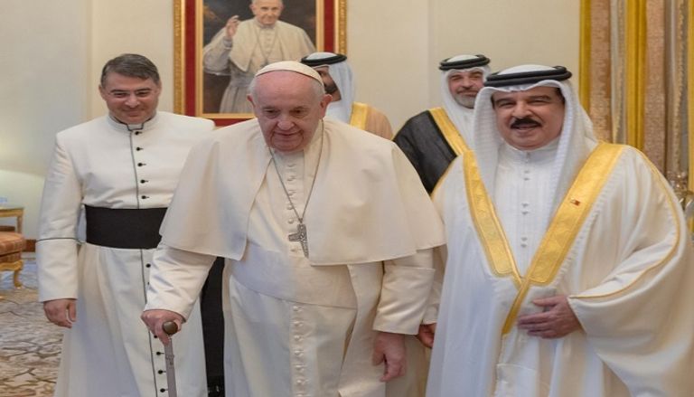 عاهل البحرين خلال لقاء البابا فرنسيس في مقر إقامته بالمنامة