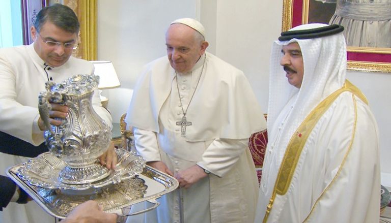 عاهل البحرين خلال لقاء البابا فرنسيس في مقر إقامته بالمنامة