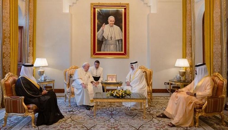 عاهل البحرين خلال لقاء البابا فرنسيس في مقر إقامته بالمنامة