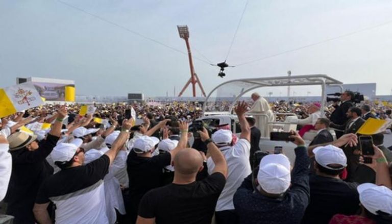 البابا فرنسيس في استاد البحرين