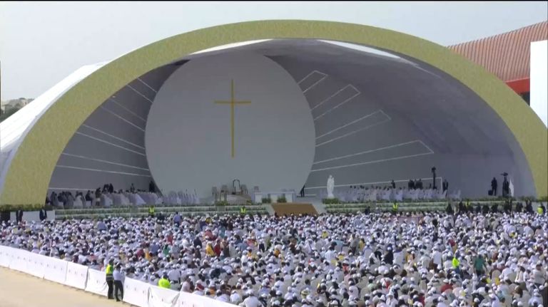 قداس بابا الفاتيكان في استاد البحرين الوطني البابا فرنسيس في استاد البحرين