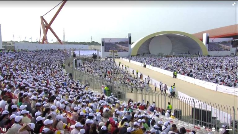 قداس بابا الفاتيكان في استاد البحرين الوطني البابا فرنسيس في استاد البحرين