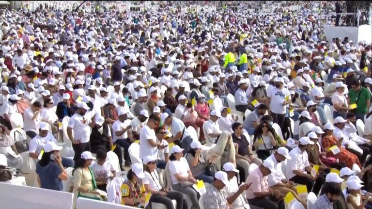 قداس بابا الفاتيكان في استاد البحرين الوطني البابا فرنسيس في استاد البحرين