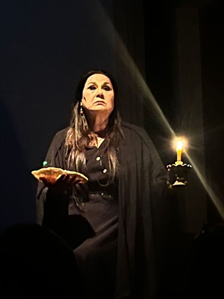 الفنانة شذى سالم خلال عرض مسرحي