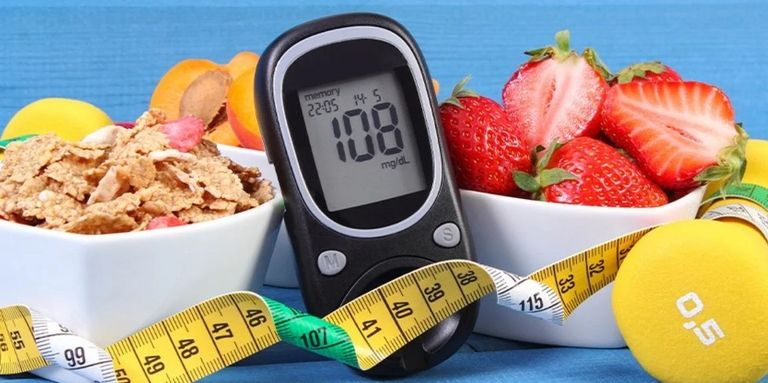 شاب يقيس مستوى السكر في الدم - أرشيفية