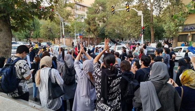 النساء تشارك بقوة في مظاهرات إيران 