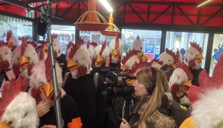 نشطاء فرنسيون يرتدون أقنعة الدجاج بباريس