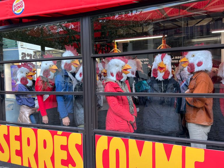 نشطاء فرنسيون يرتدون أقنعة الدجاج بباريس