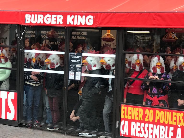 نشطاء فرنسيون يرتدون أقنعة الدجاج بباريس