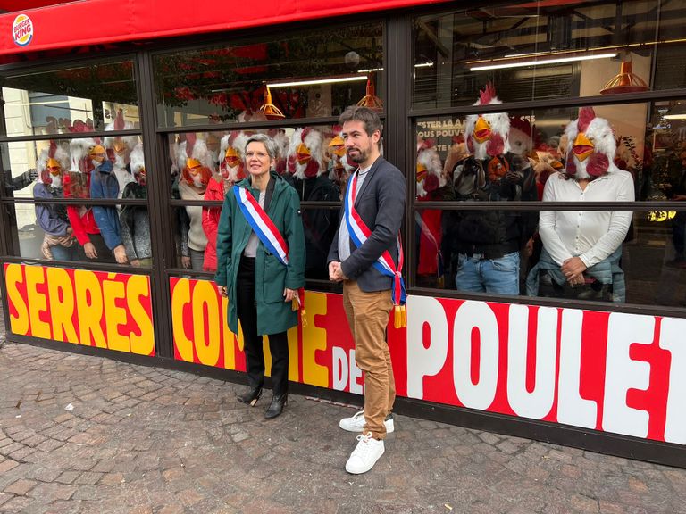 نشطاء فرنسيون يرتدون أقنعة الدجاج بباريس