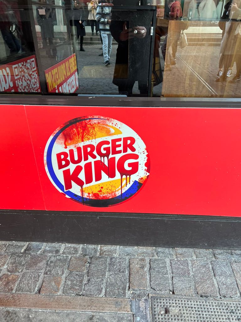 نشطاء فرنسيون يرتدون أقنعة الدجاج بباريس