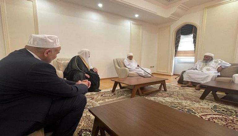 قيادات في اتحاد القرضاوي خلال زيارة مفتي عمان ونائب رئيس الاتحاد