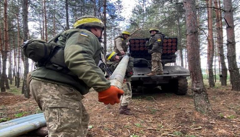 جنود أوكرانيون يقومون بتحميل صاروخ على حدود منطقتي خاركيف ولوهانسك 
