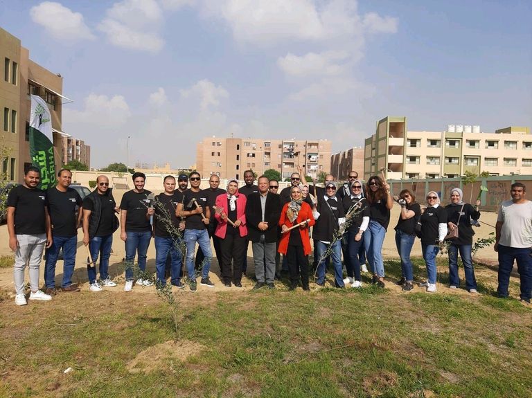متطوعو مبادرة "شجّرها" في مصر عمر الديب مؤسس مبادرة
